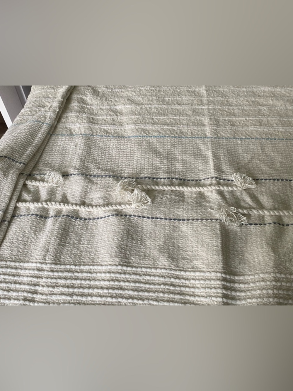 NWT Throw Blanket Hampton Collection Cream Colour/Blue Accents 50x60 - Picture 5 of 6